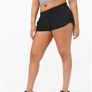 LULU LEMON HOTTY HOT SHORTS midrise 2.5” size 6.